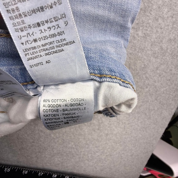 Levis Mid Length Shorts Women 29 Light Wash Excellent Cuffed Denim Jean 4 Inseam - Picture 4 of 10